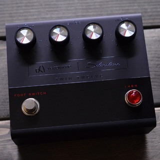 Jackson Audioより、TWIN TREMと1484 Twin Twelveのブラック