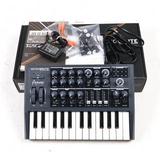 Arturia、パッチング可能な25鍵モノフォニック・アナログシンセ